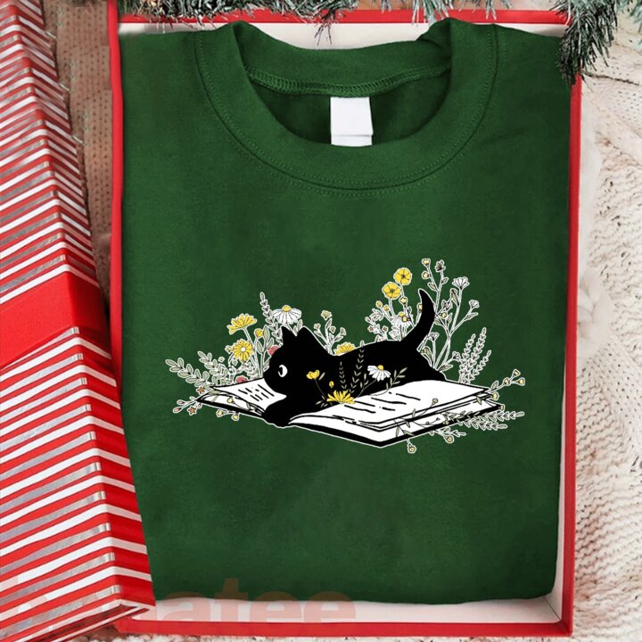 Funny Cat Loves Book 