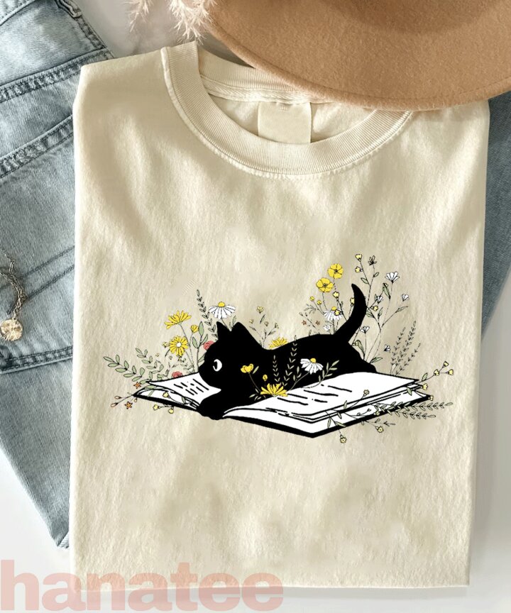 Funny Cat Loves Book 